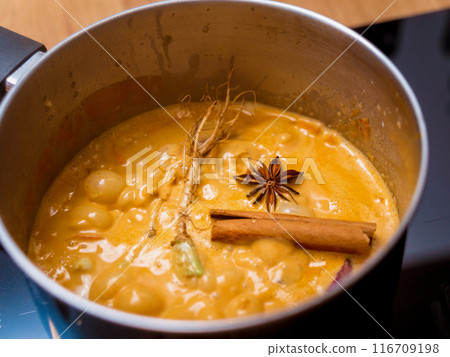 Chef at the kitchen preparing massaman curry with sweet potato and many spices 116709198