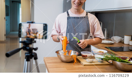 The chef is broadcasting live from workshop how to prepare a vegetarian massaman curry The chef is broadcasting live from workshop how to prepare a vegetarian massaman curry 116709229