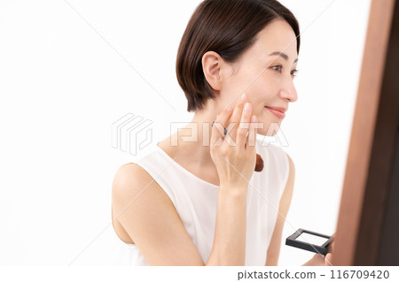 正在化妝的美麗女人 116709420