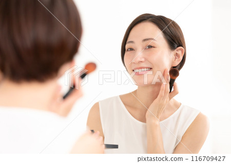 正在化妝的美麗女人 116709427