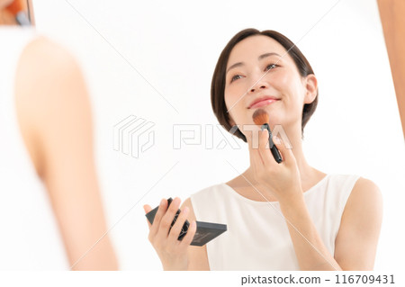 Beauty: Woman putting on makeup 116709431