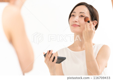 Beauty: Woman putting on makeup 116709433