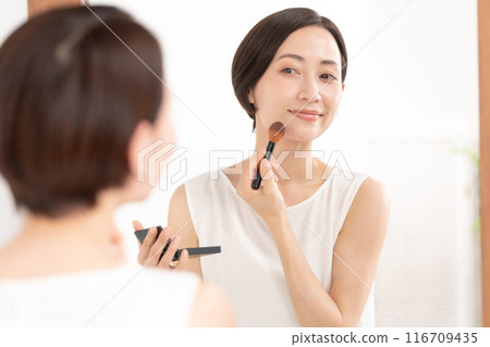 Beauty: Woman putting on makeup 116709435