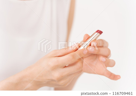 Beauty: Woman putting on makeup 116709461