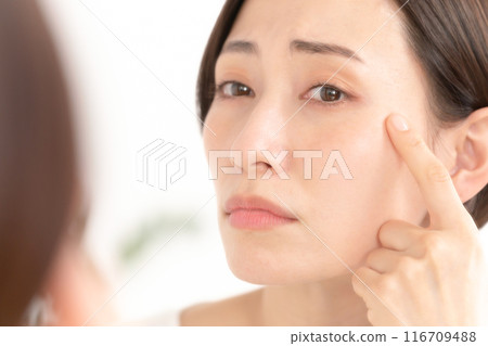 Women suffering from skin trouble 116709488