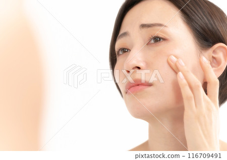 Women suffering from skin trouble 116709491