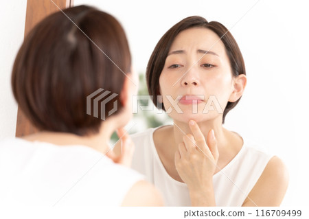 女性患有皮膚病 116709499