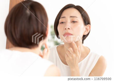 女性患有皮膚病 116709500