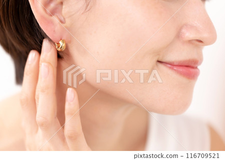 女人穿著穿孔耳環 116709521