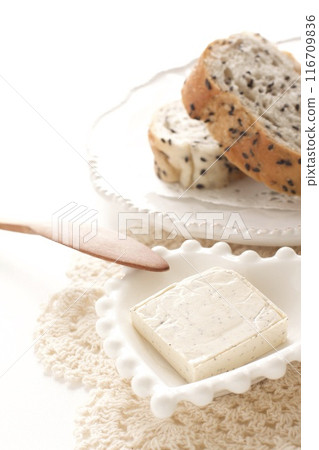 Black Pepper Cheese and Black Sesame Bread 116709836