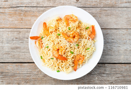 Instant noodle with shrimps and onion 116710981