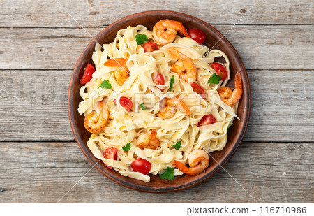 Italian pasta with shrimps , parmesan and tomatoes 116710986