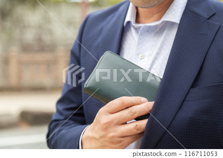 辦公室工作人員從胸前口袋拿出錢包 116711053