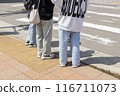 Parents and children waiting for a traffic light 116711073