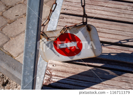 The passage sign is not on the chain 116711379