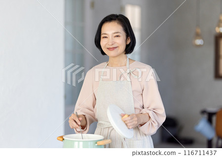 站立在廚房裡的中間婦女 站立在廚房裡的中間婦女 116711437