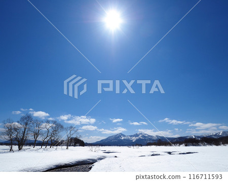 結冰的檜原湖、裡磐梯。白色的雪原、白雪皚皚的磐梯山和天空中閃耀的白色太陽的組合令人印象深刻且美麗。 116711593
