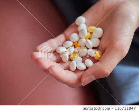 孩子的手上有多種藥片 116711847