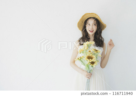 穿著婚紗拿著向日葵的女人 116711940