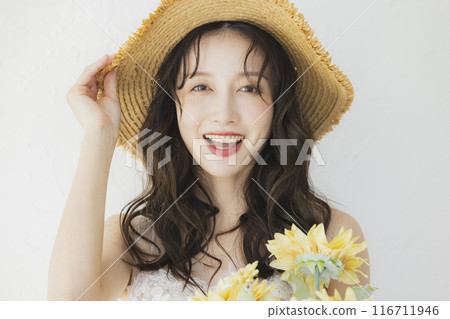 穿著婚紗拿著向日葵的女人 116711946