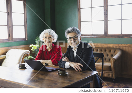 看電腦的灰髮夫婦 看電腦的灰髮夫婦 116711970