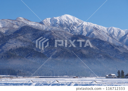 從大野市看到的冬天的荒島山和小荒島山 從大野市看到的冬天的荒島山和小荒島山 116712333