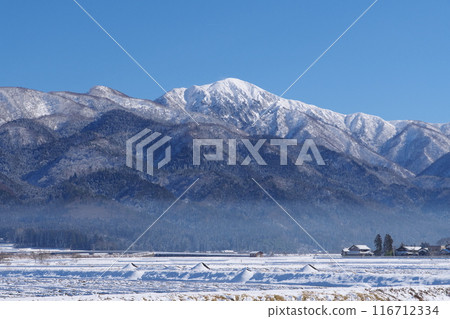 從大野市看到的冬天的荒島山和小荒島山 116712334
