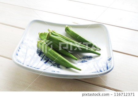 日本餐具上的秋葵蔬菜夏季蔬菜日式破舊背景 日本餐具上的秋葵蔬菜夏季蔬菜日式破舊背景 116712371