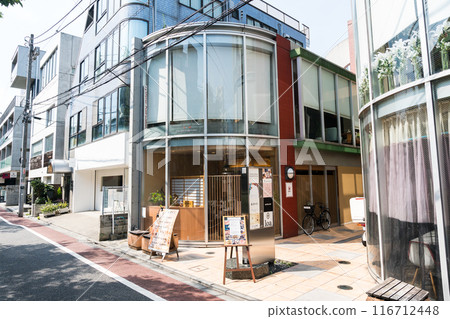 壽司岡田,中目黑站附近的壽司店,陽光明媚的夏日藍天,東京目黑區 壽司岡田,中目黑站附近的壽司店,陽光明媚的夏日藍天,東京目黑區 116712448