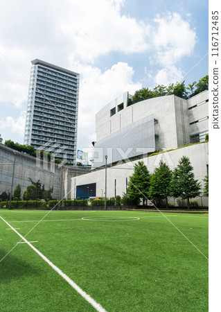 從東京目黑區池尻大橋站前的 Opus Dream Plaza 仰望棱鏡塔，夏日晴朗的天空 116712485