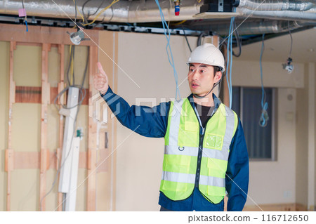 建築工地穿著安全服的男木匠 建築工地穿著安全服的男木匠 116712650