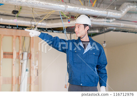 男性建築工人指點並檢查安全 男性建築工人指點並檢查安全 116712976