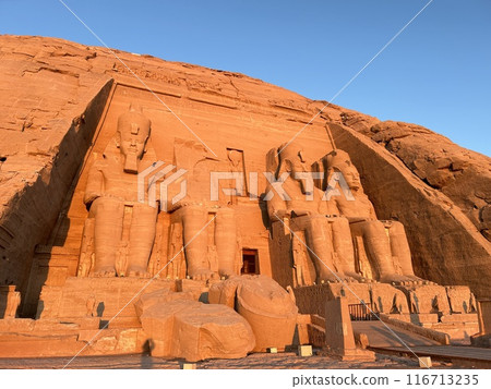 阿布辛貝神殿沐浴在清晨的陽光下 116713235