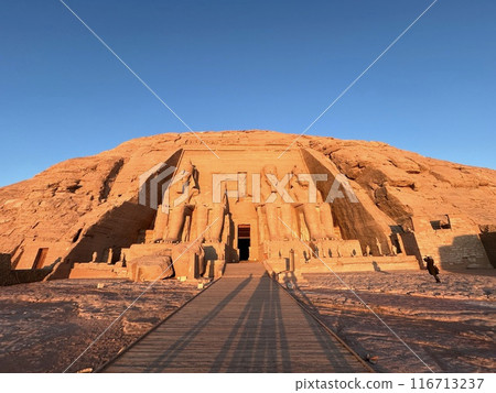 阿布辛貝神殿沐浴在清晨的陽光下 116713237