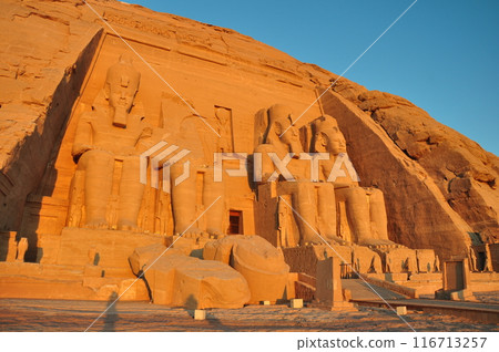 阿布辛貝神殿沐浴在清晨的陽光下 116713257