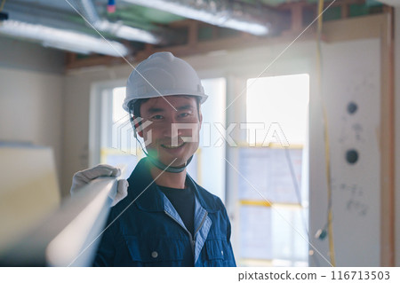男工匠在建築工地搬運材料 男工匠在建築工地搬運材料 116713503