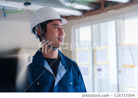 男工匠在建築工地搬運材料 男工匠在建築工地搬運材料 116713504