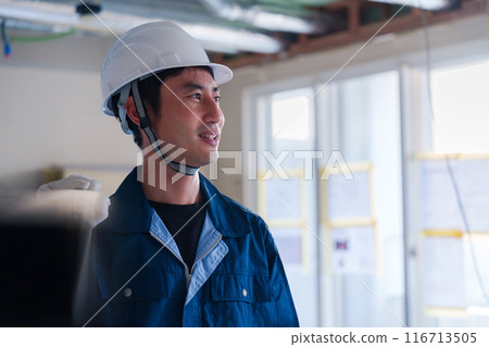 男工匠在建築工地搬運材料 116713505