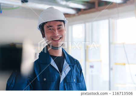 男工匠在建築工地搬運材料 116713506