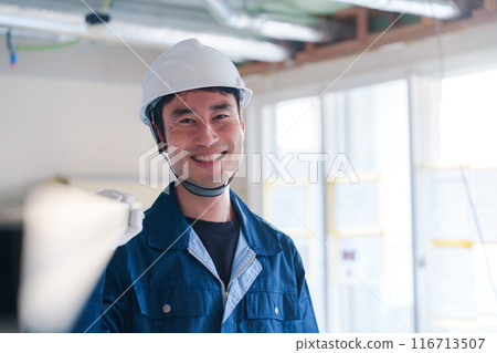 男工匠在建築工地搬運材料 116713507