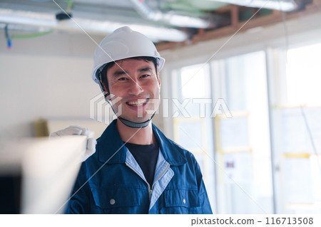 男工匠在建築工地搬運材料 116713508