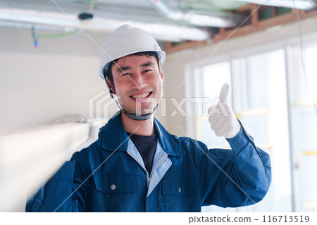 男工匠在建築工地搬運材料 男工匠在建築工地搬運材料 116713519