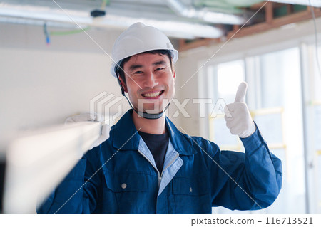 男工匠在建築工地搬運材料 男工匠在建築工地搬運材料 116713521