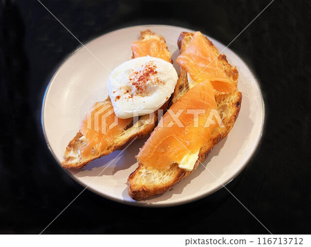 Poached egg and croissant for breakfast 116713712