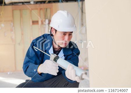 安裝填縫劑的男性工匠 安裝填縫劑的男性工匠 116714007