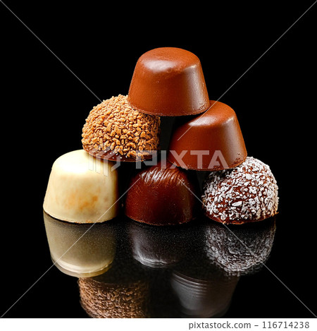 各種豐富的巧克力糖果，黑色背景上的切口 116714238