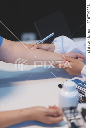 Doctor working in the office and listening to the patient, she is explaining her symptoms, healtcare and assistance concept 116714358