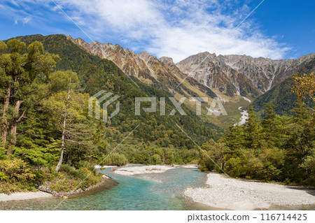 Beautiful autumn foliage scenery of the Hotaka mountain range and the Azusa River in Kamikochi in autumn 116714425