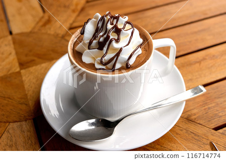木桌背景上的拿鐵咖啡配上生奶油和巧克力醬 木桌背景上的拿鐵咖啡配上生奶油和巧克力醬 116714774