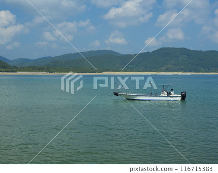 一艘小船漂浮在鄉村的海上 116715383